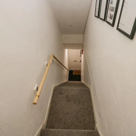 5b Queen Street Apartment *